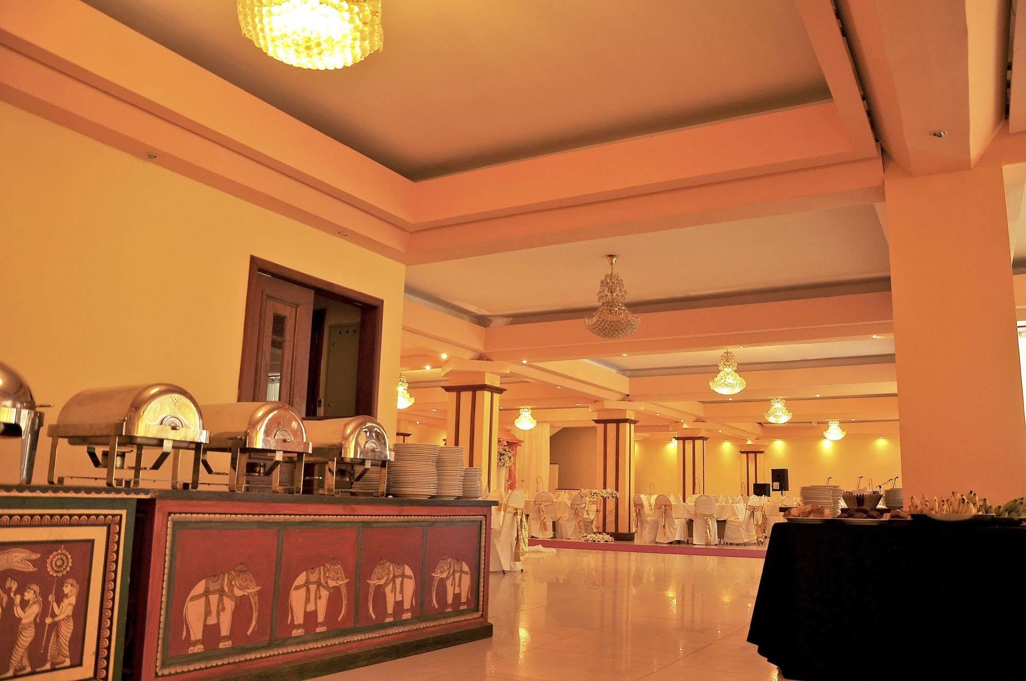 Oak Ray Regency Hotel Kandy Kültér fotó
