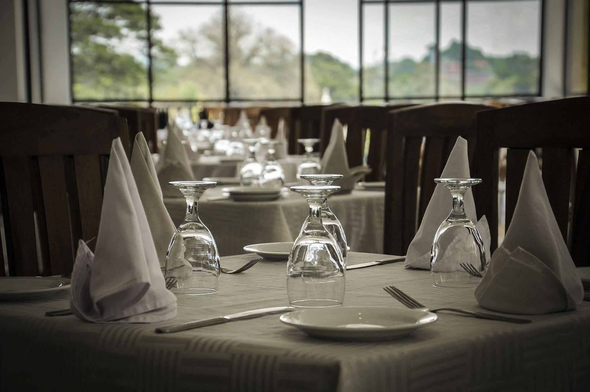 Oak Ray Regency Hotel Kandy Kültér fotó