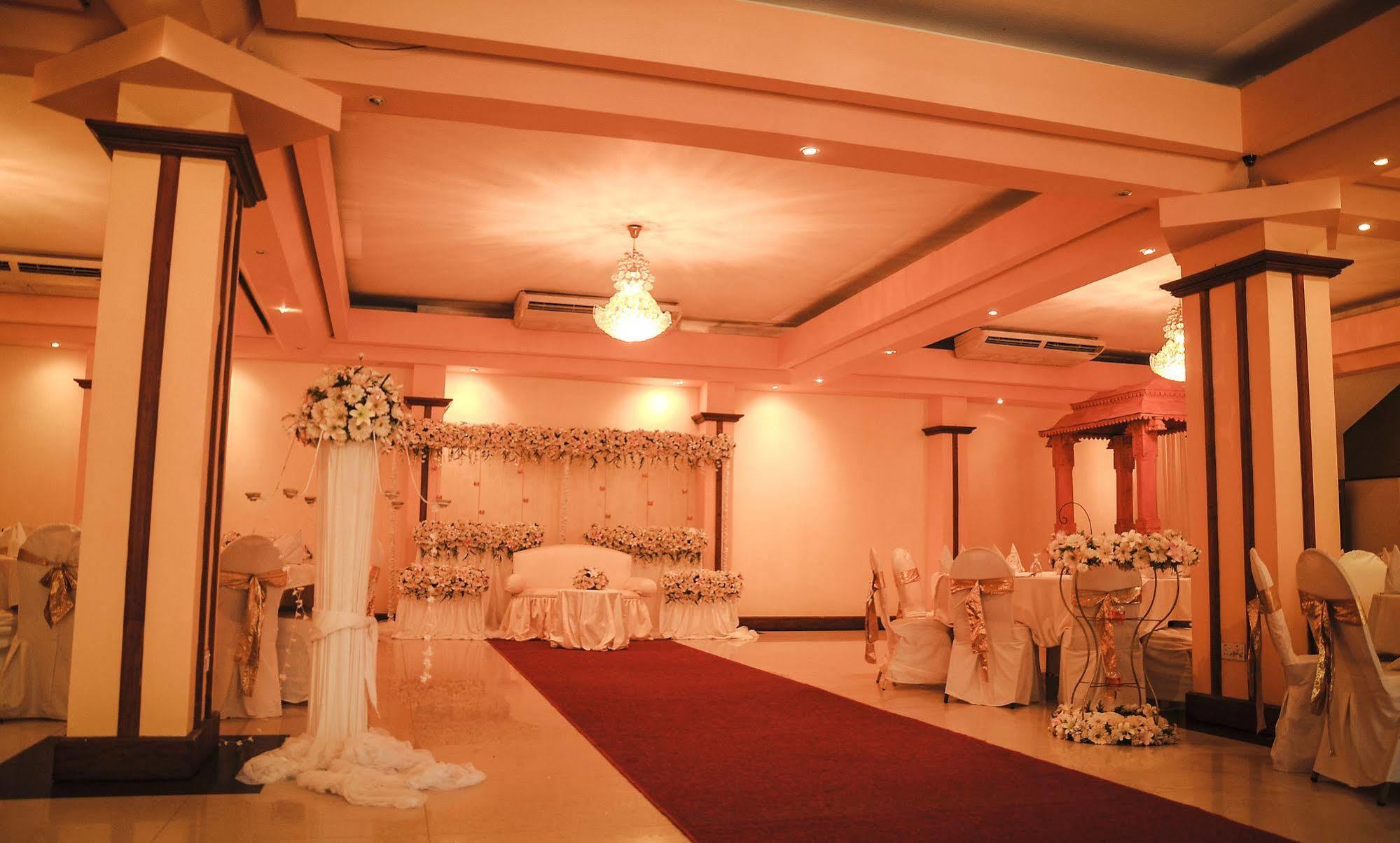 Oak Ray Regency Hotel Kandy Kültér fotó