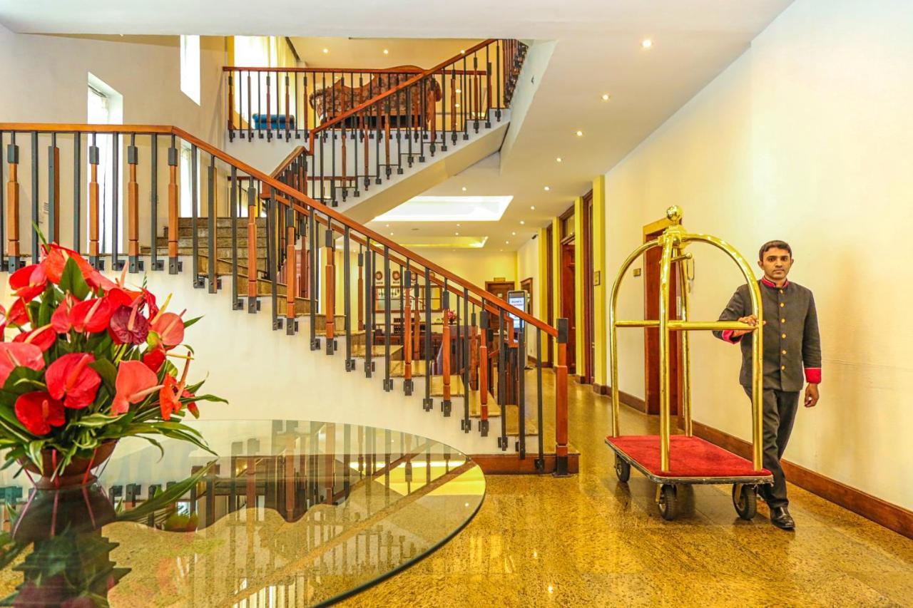 Oak Ray Regency Hotel Kandy Kültér fotó